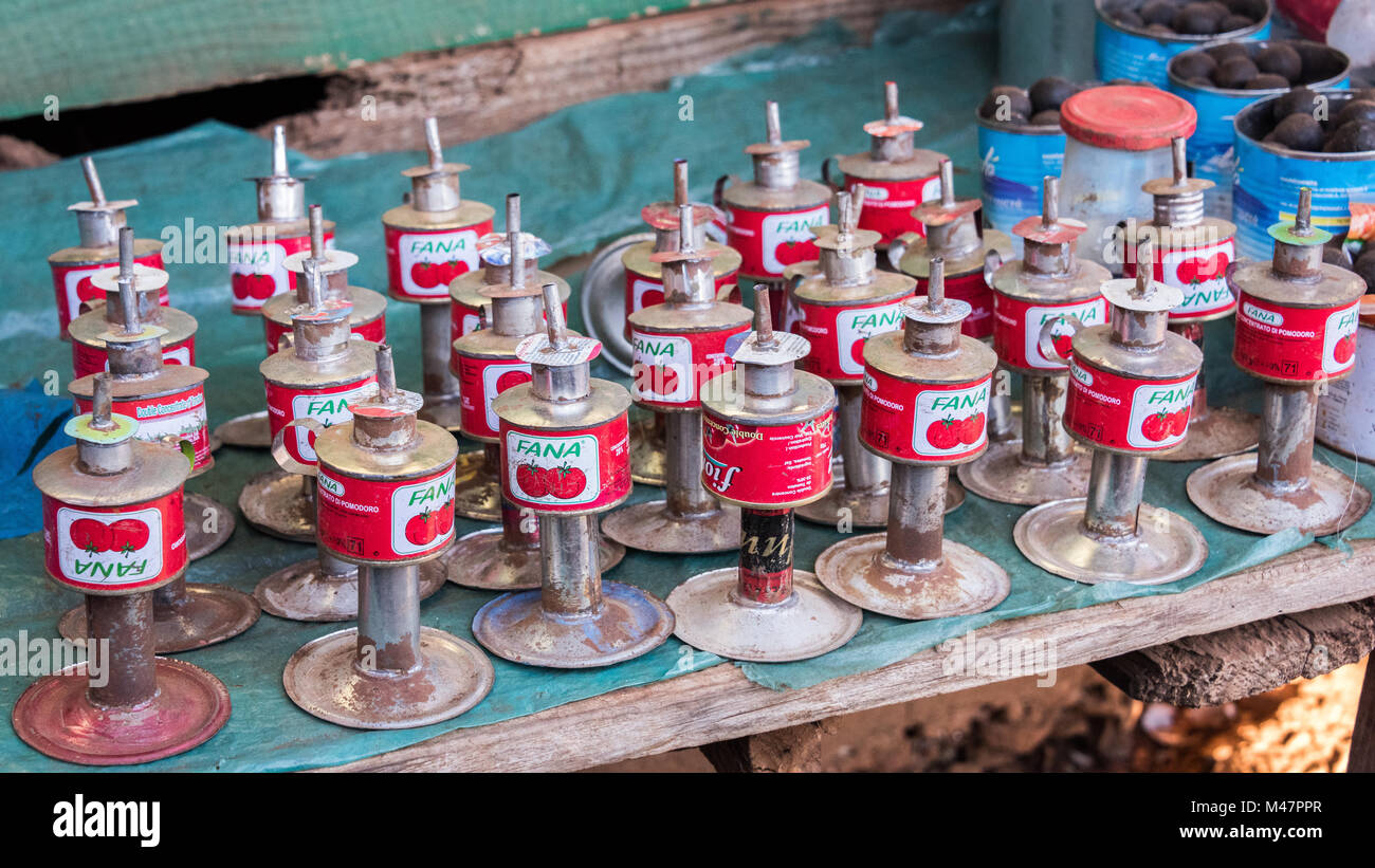 Öllampen aus Tomaten Dosen zum Verkauf in Madagaskar Markt Stockfoto
