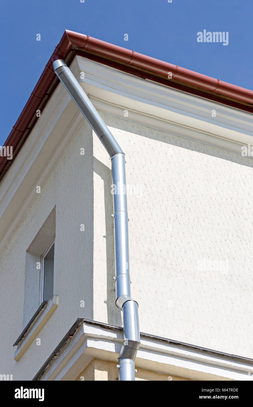 Neue Regenrinne und Downspout Stockfoto