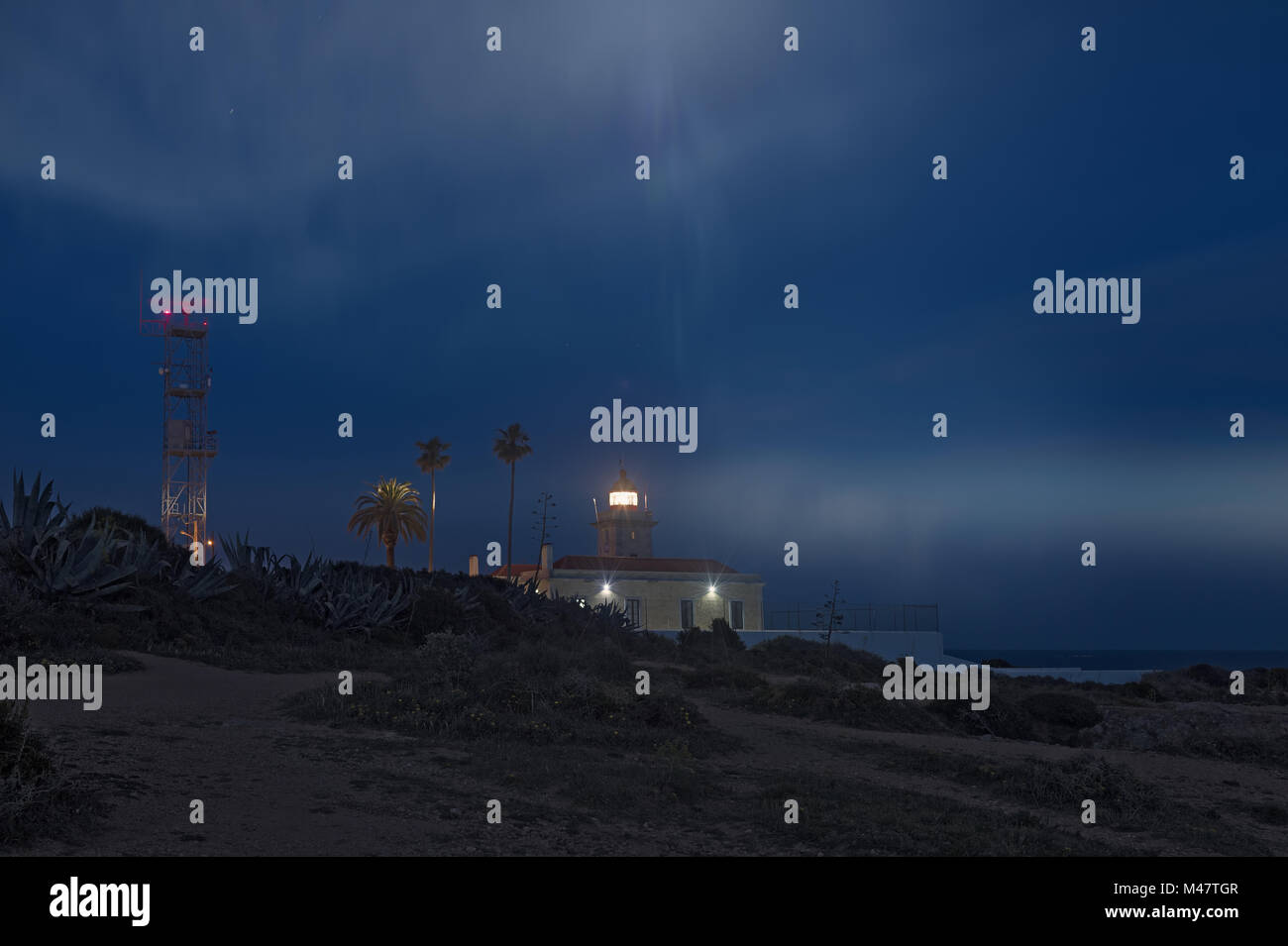Der Leuchtturm am Ponta da Piedade im Mondlicht. Stockfoto