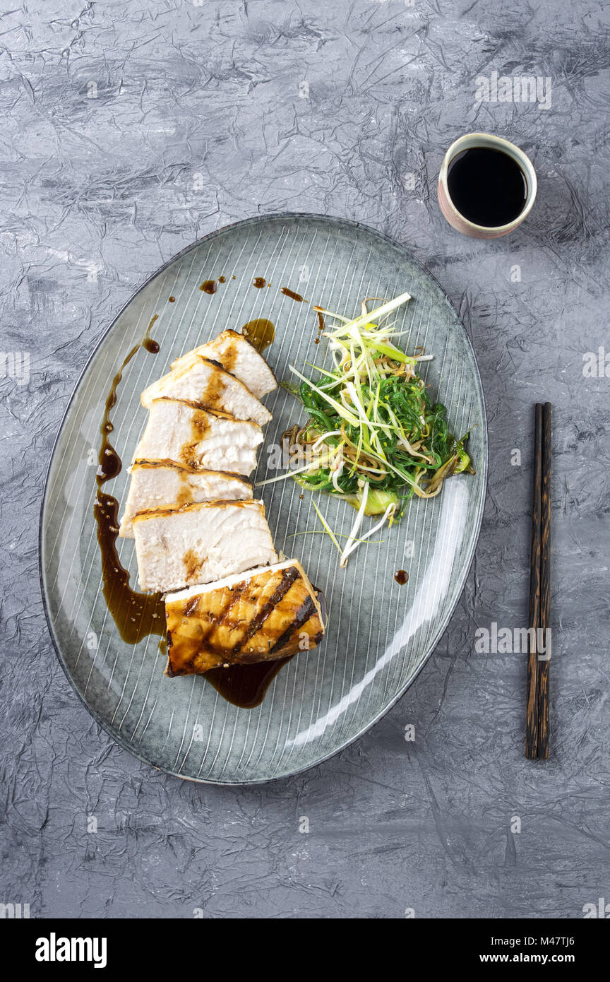 Schwertfischsteak Teriyaki mit Gemüse auf Teller Stockfoto