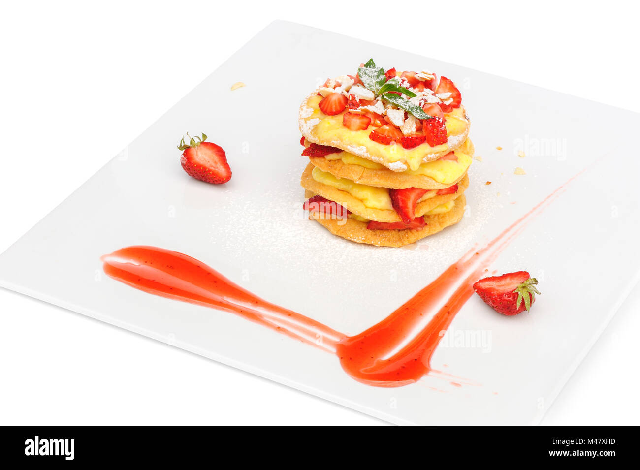 Crêpe-Pfannkuchen-Kuchen mit Pudding und Erdbeeren Stockfoto