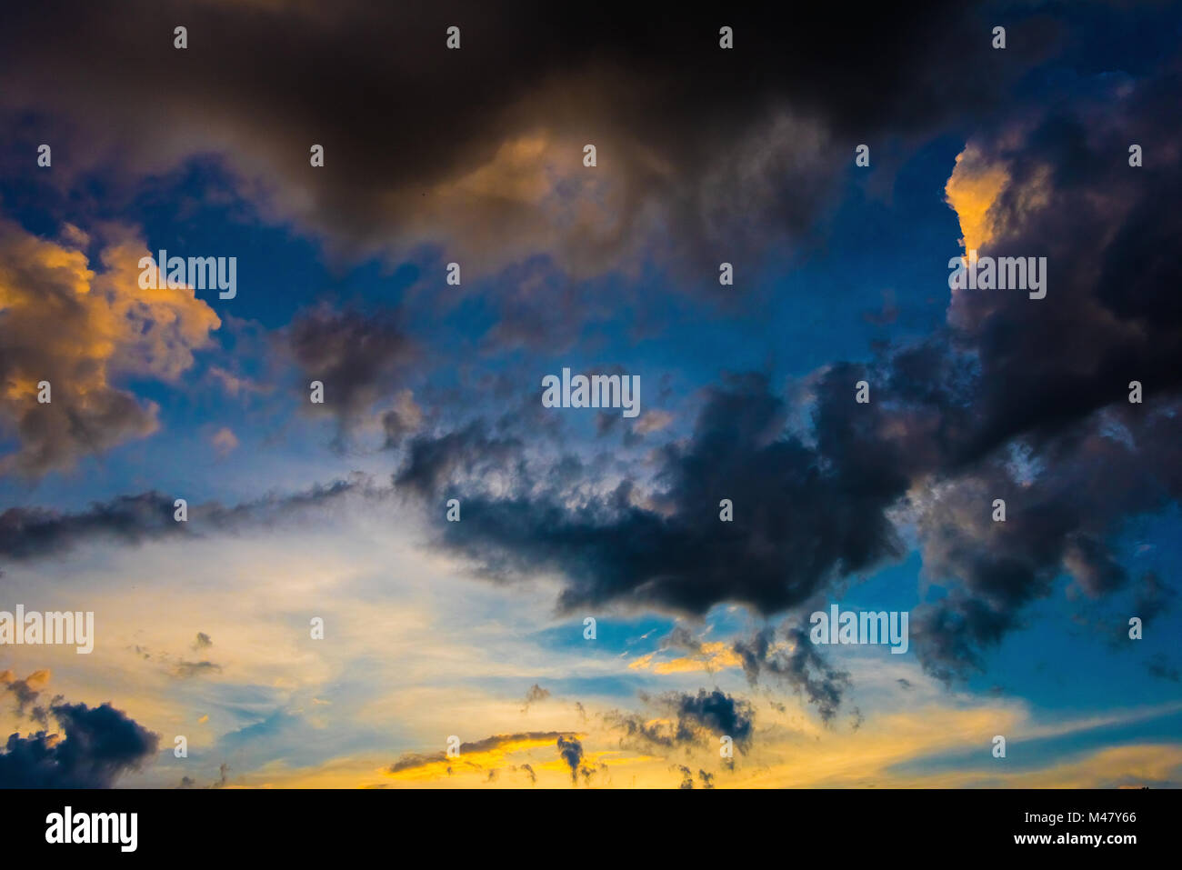 In den Wolken der Sonne mit Strahlen Hintergrund Rückgang Stockfoto