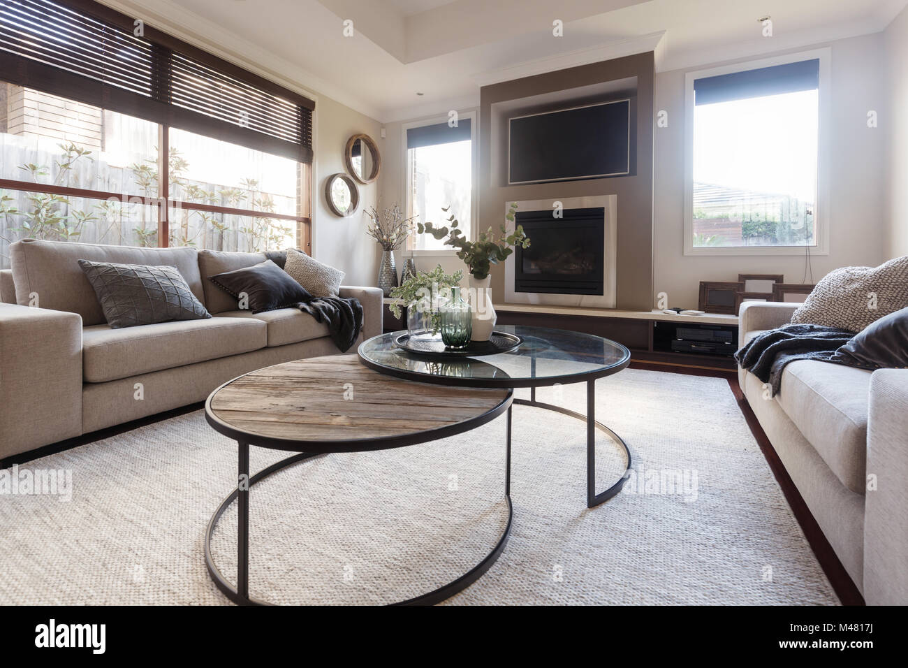 Designer Haus der Familie casual Wohnzimmer in neutralen Farben und Texturen Stockfoto