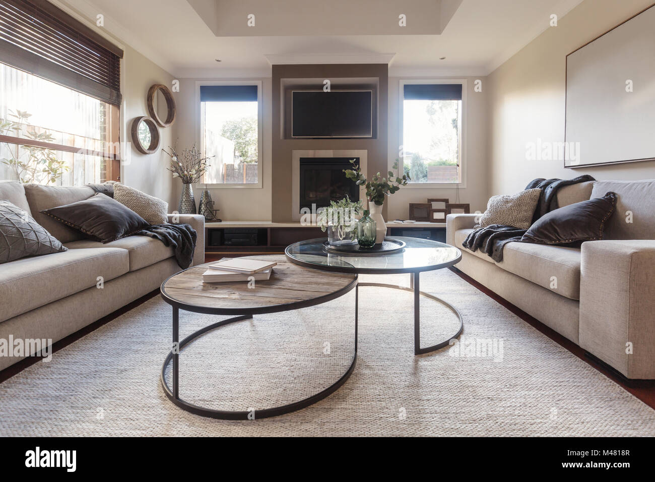 Schöne Familie Zimmer in Beige und neutrale Texturen gestaltet Stockfoto