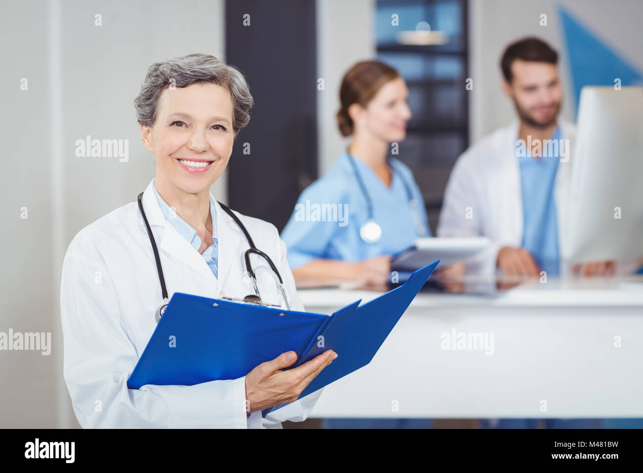 Porträt von glücklich Ärztin hält Arztberichte Stockfoto