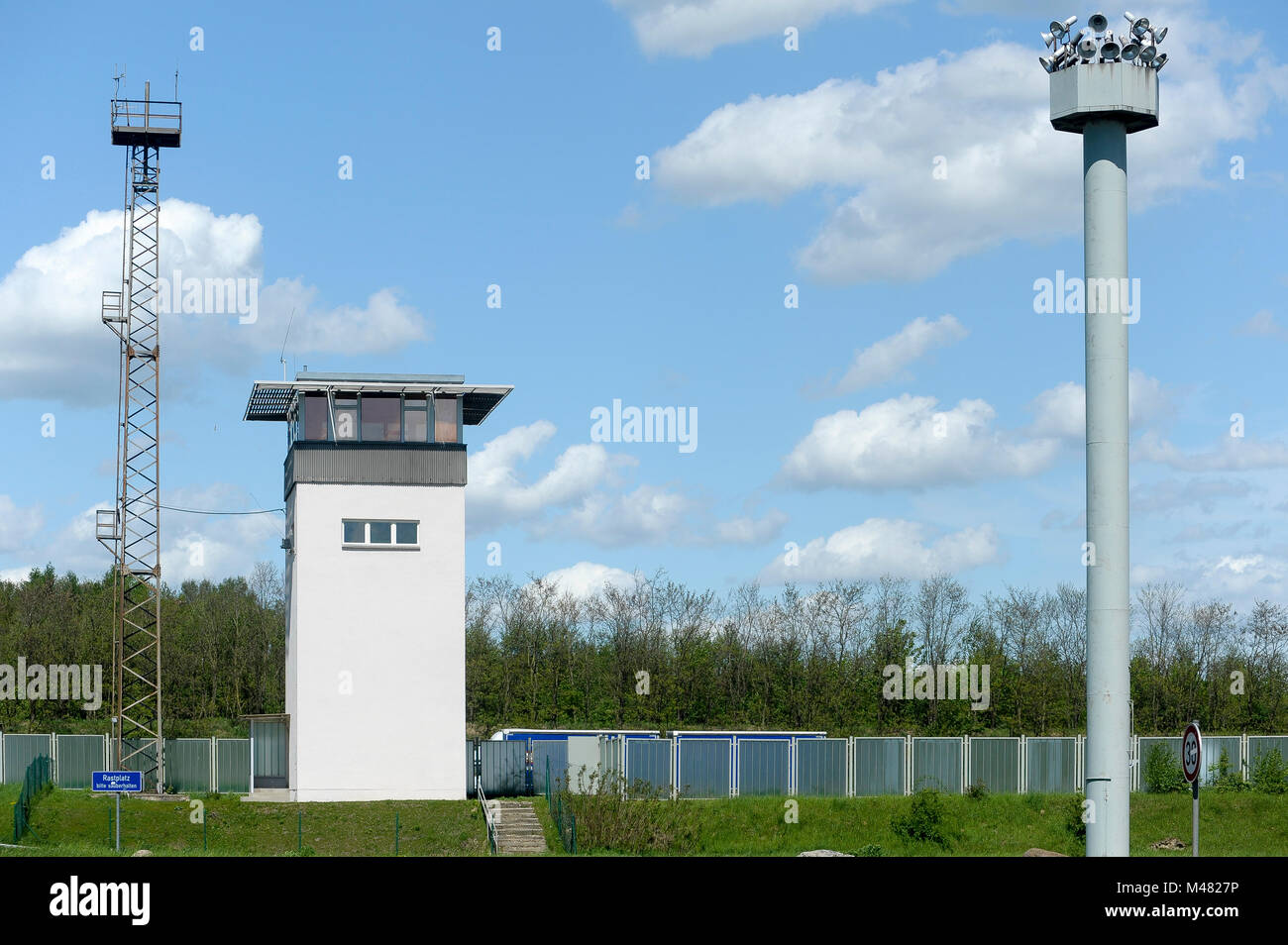 Befehl Turm auf ehemaligen Kontrollpunkt von Grenzubergangsstelle Marienborn GUSt auf DDR-Seite der ehemaligen DDR und die Westdeutschen (grenzubergang Hel Stockfoto