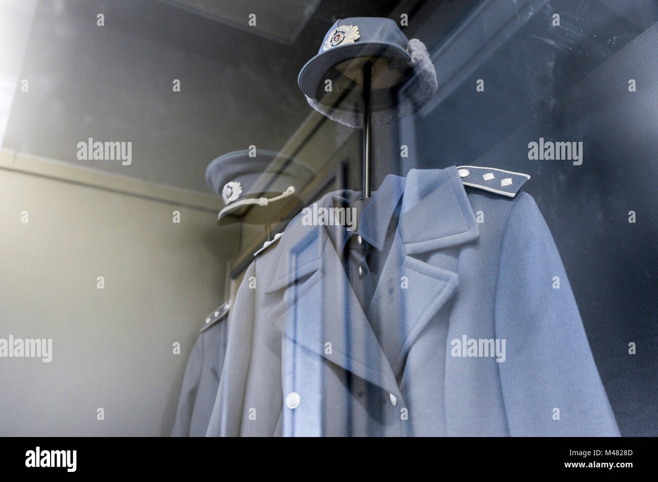 Ausstellung der Grenztruppen der DDR (Grenztruppen der Deutschen Demokratischen Republik) Uniformen in einem der Gebäude im ehemaligen Kontrollpunkt der Grenzuber Stockfoto