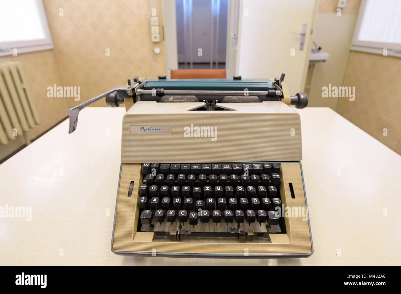 Ausstellung der Verhörraum mit Schreibmaschine auf dem Tisch in einem der Gebäude im ehemaligen Kontrollpunkt von Grenzubergangsstelle Marienborn GUSt auf E Stockfoto