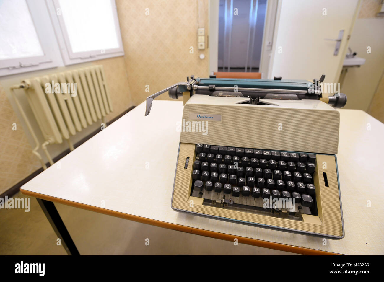 Ausstellung der Verhörraum mit Schreibmaschine auf dem Tisch in einem der Gebäude im ehemaligen Kontrollpunkt von Grenzubergangsstelle Marienborn GUSt auf E Stockfoto