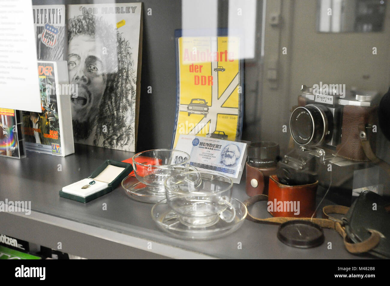 Ausstellung von Verbotener und beschränkter Elemente in der DDR in einem der Gebäude im ehemaligen Kontrollpunkt von Grenzubergangsstelle Marienborn GUSt auf der East Germa Stockfoto