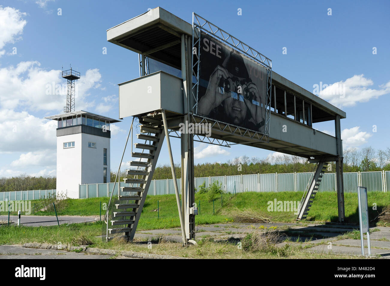 Befehl Turm und Beobachtung Brücke mit Bild von DDR-Grenzsoldaten sehen Sie im ehemaligen Kontrollpunkt und Passkontrolle Ständen von Grenzubergangsste Stockfoto