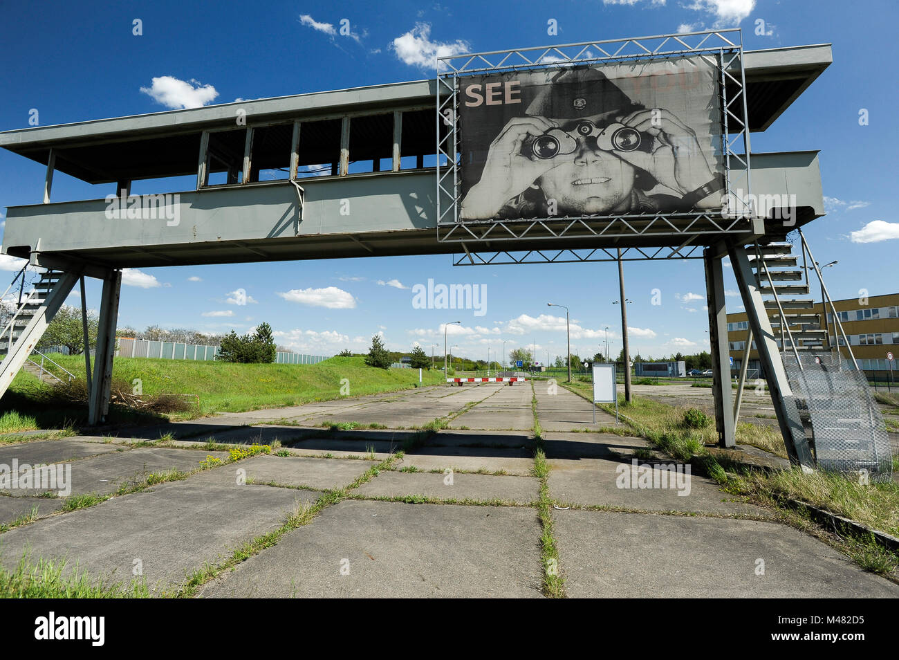 Beobachtung Brücke mit Bild von DDR-Grenzsoldaten sehen Sie im ehemaligen Kontrollpunkt und Passkontrolle Ständen von Grenzubergangsstelle Marienborn GUS Stockfoto