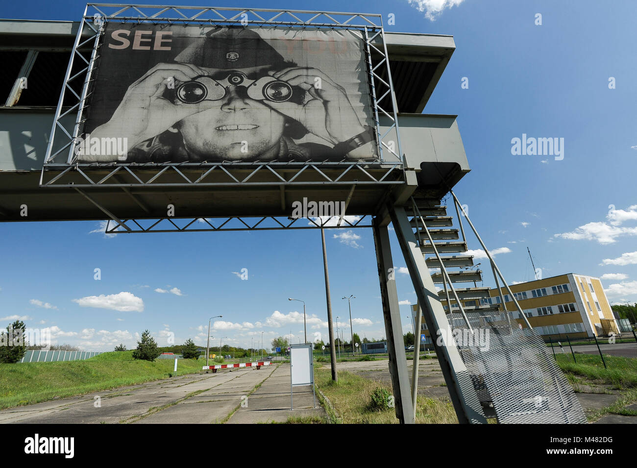 Beobachtung Brücke mit Bild von DDR-Grenzsoldaten sehen Sie im ehemaligen Kontrollpunkt und Passkontrolle Ständen von Grenzubergangsstelle Marienborn GUS Stockfoto