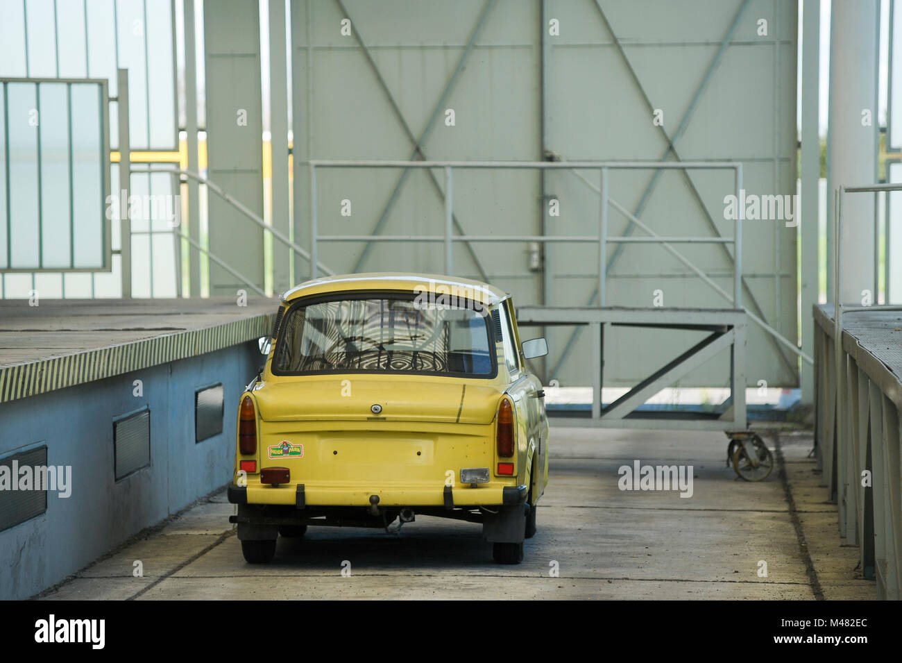 Ddr Trabant im ehemaligen Kontrollpunkt von Grenzubergangsstelle Marienborn GUSt auf DDR-Seite der ehemaligen DDR und die Westdeutschen (Grenzub Stockfoto