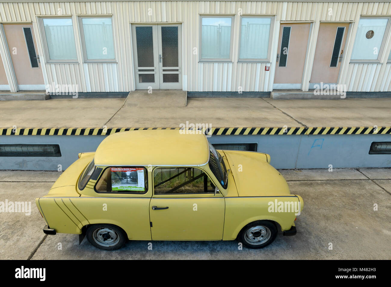 Ddr Trabant im ehemaligen Kontrollpunkt von Grenzubergangsstelle Marienborn GUSt auf DDR-Seite der ehemaligen DDR und die Westdeutschen (Grenzub Stockfoto