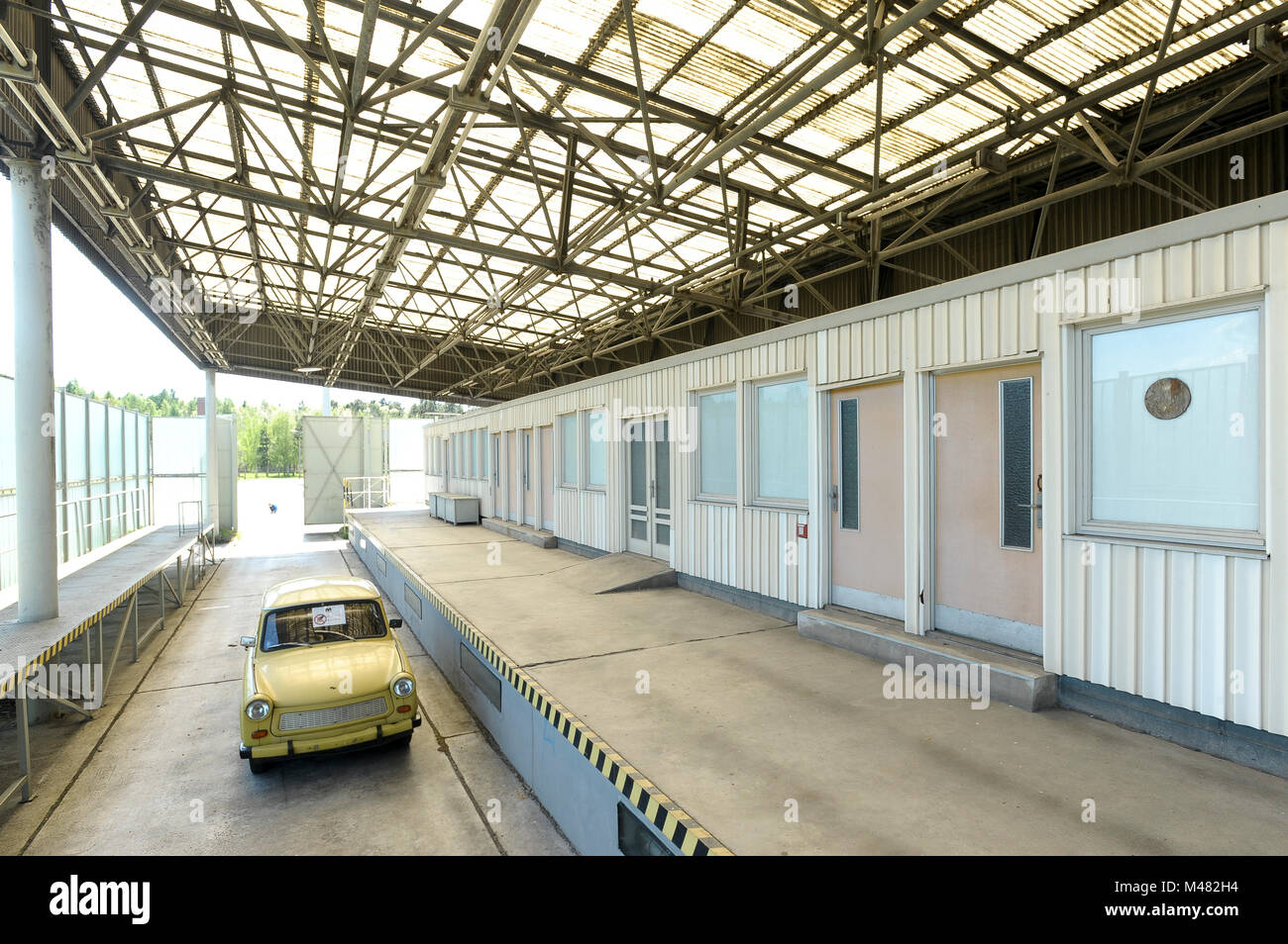 Ddr Trabant im ehemaligen Kontrollpunkt von Grenzubergangsstelle Marienborn GUSt auf DDR-Seite der ehemaligen DDR und die Westdeutschen (Grenzub Stockfoto