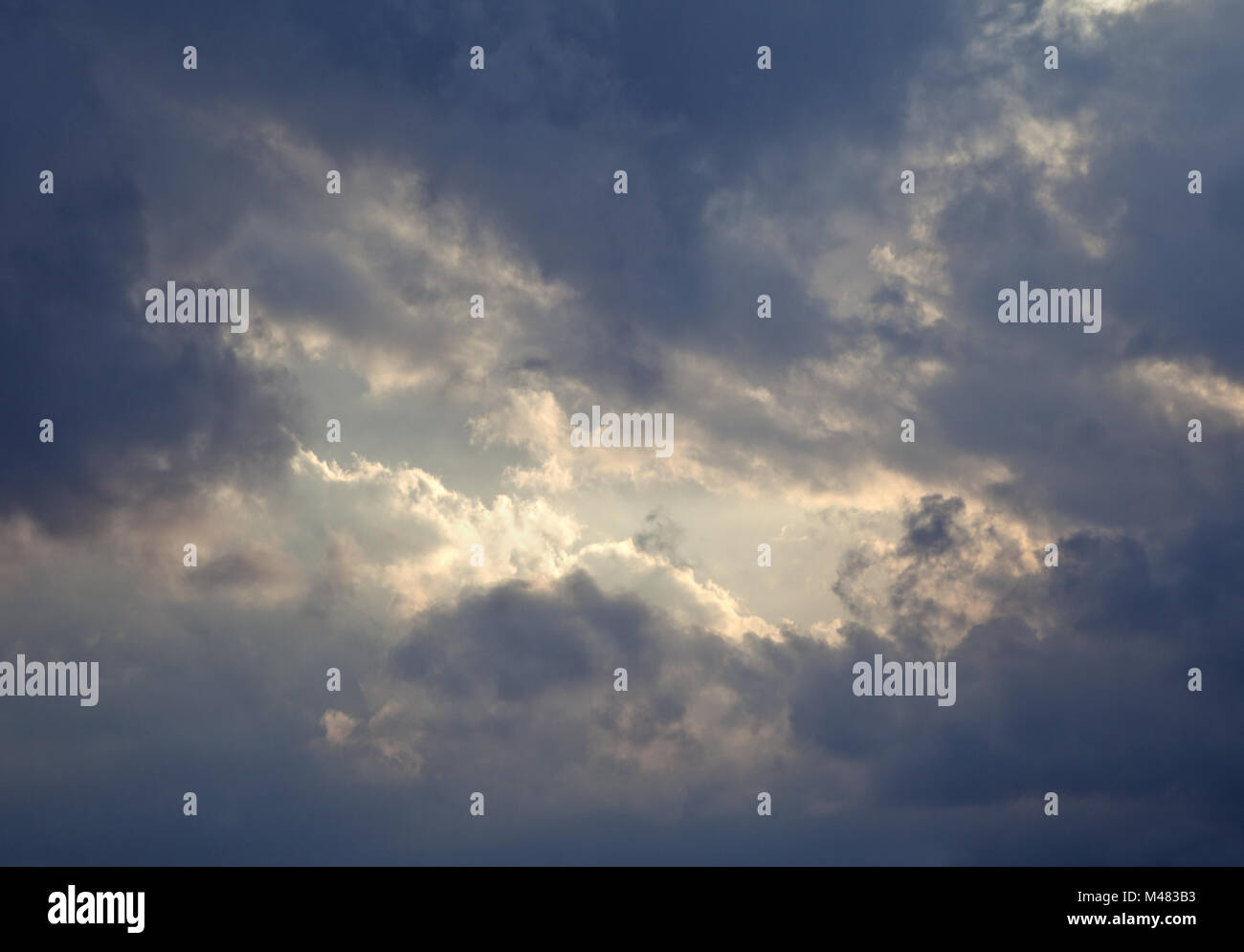 Moody Himmel mit einem Abstand Stockfoto