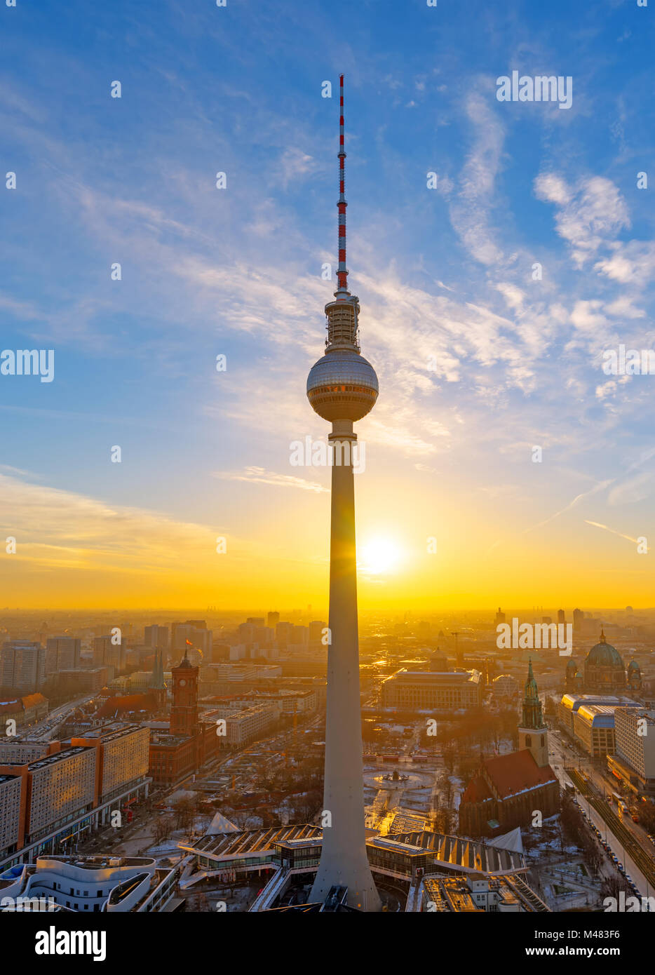 Schönen Sonnenuntergang am Fernsehturm in Berlin, Deutschland Stockfoto