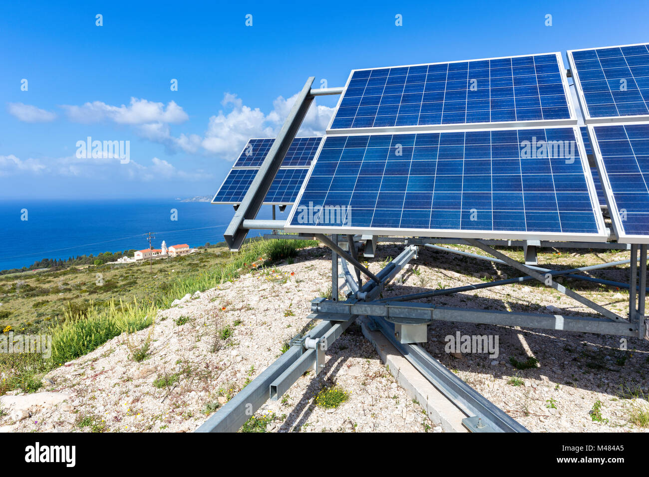 Blaue Sonnenkollektoren an Küste in der Nähe von Meer in Kefalonia Griechenland Stockfoto