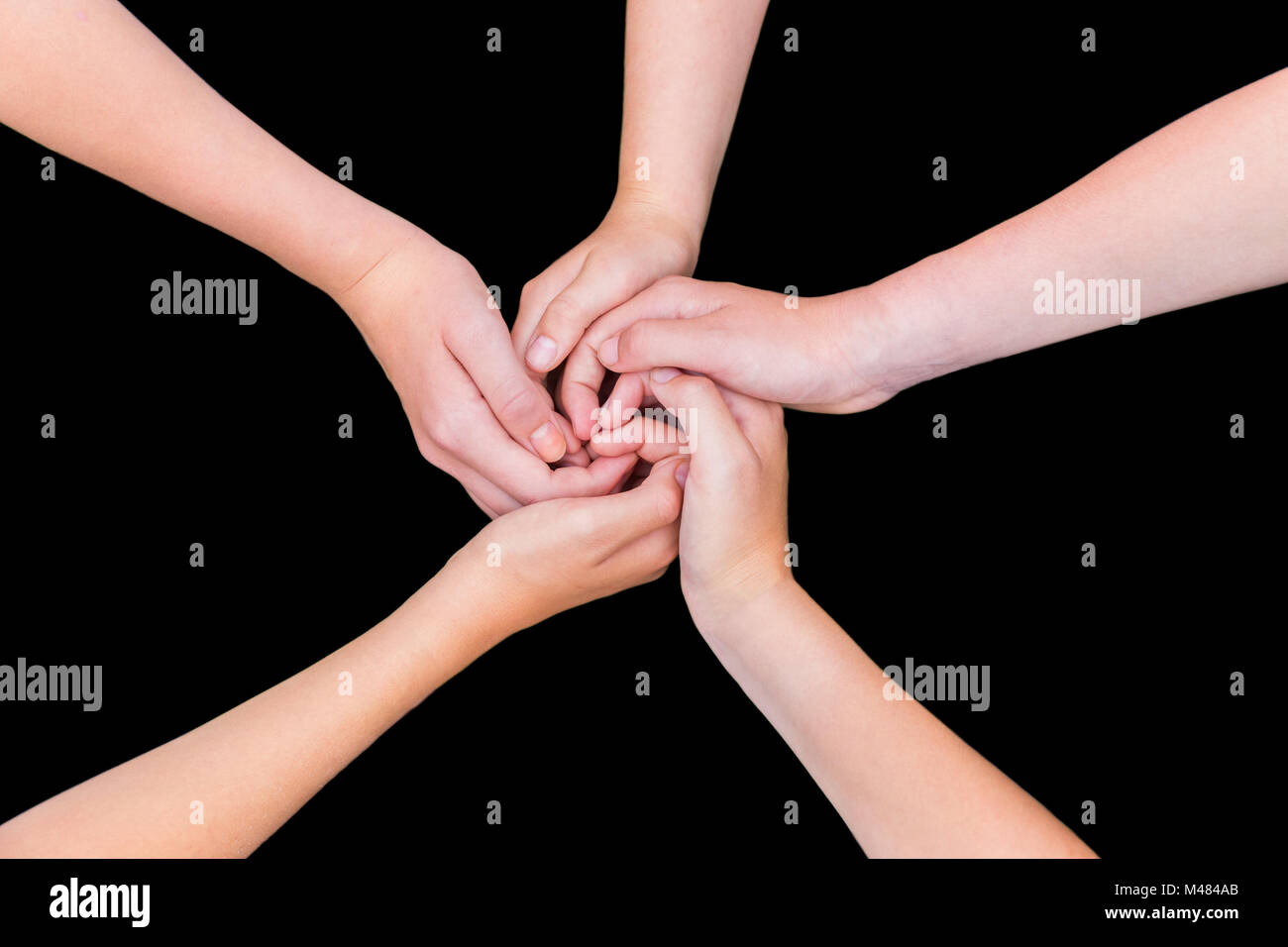 Fünf Teenager mit den Händen, die Arme verschränkt auf schwarzem Hintergrund Stockfoto