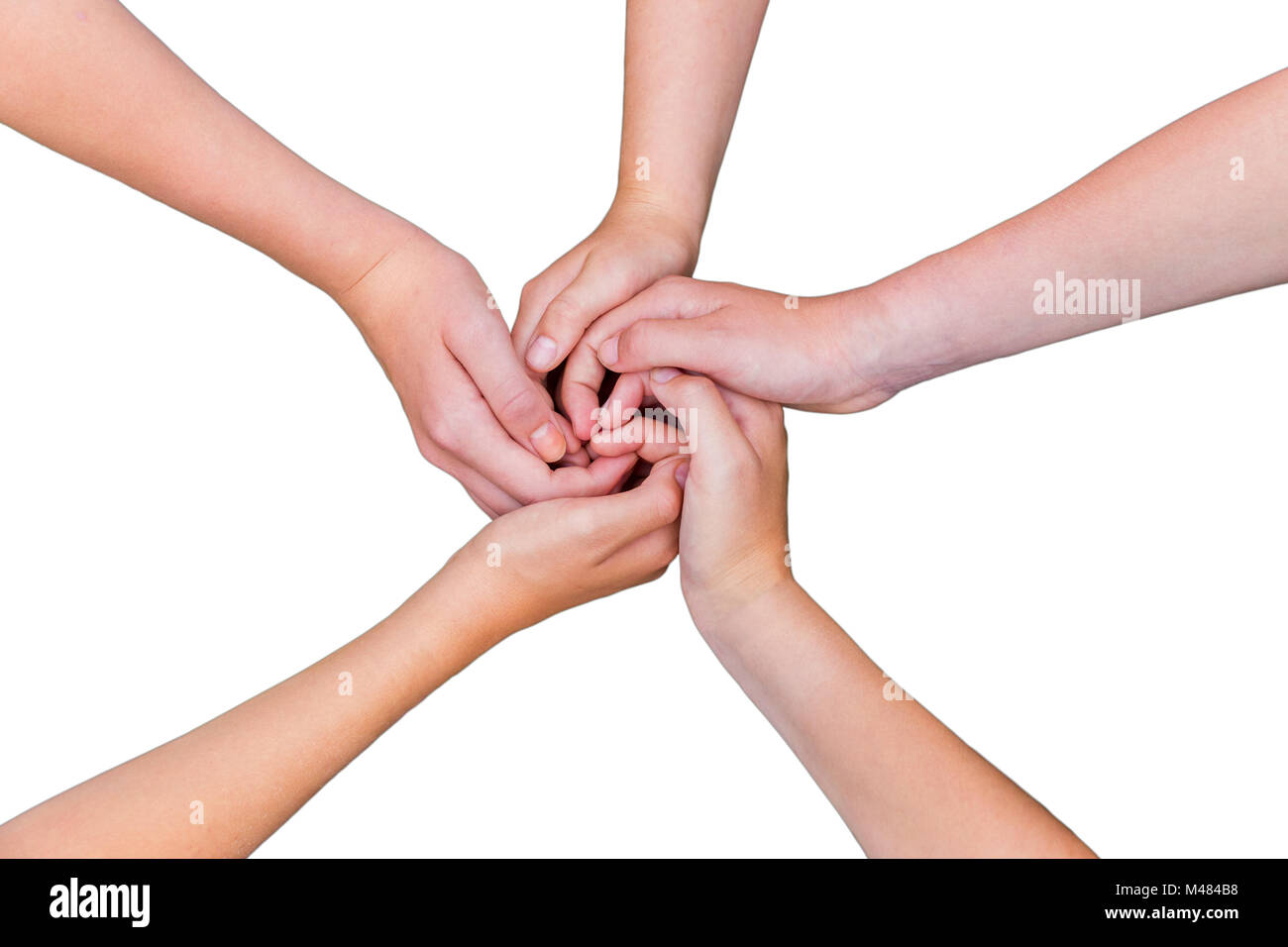 Fünf Teenager mit den Händen, die Arme verschränkt auf weißem Hintergrund Stockfoto