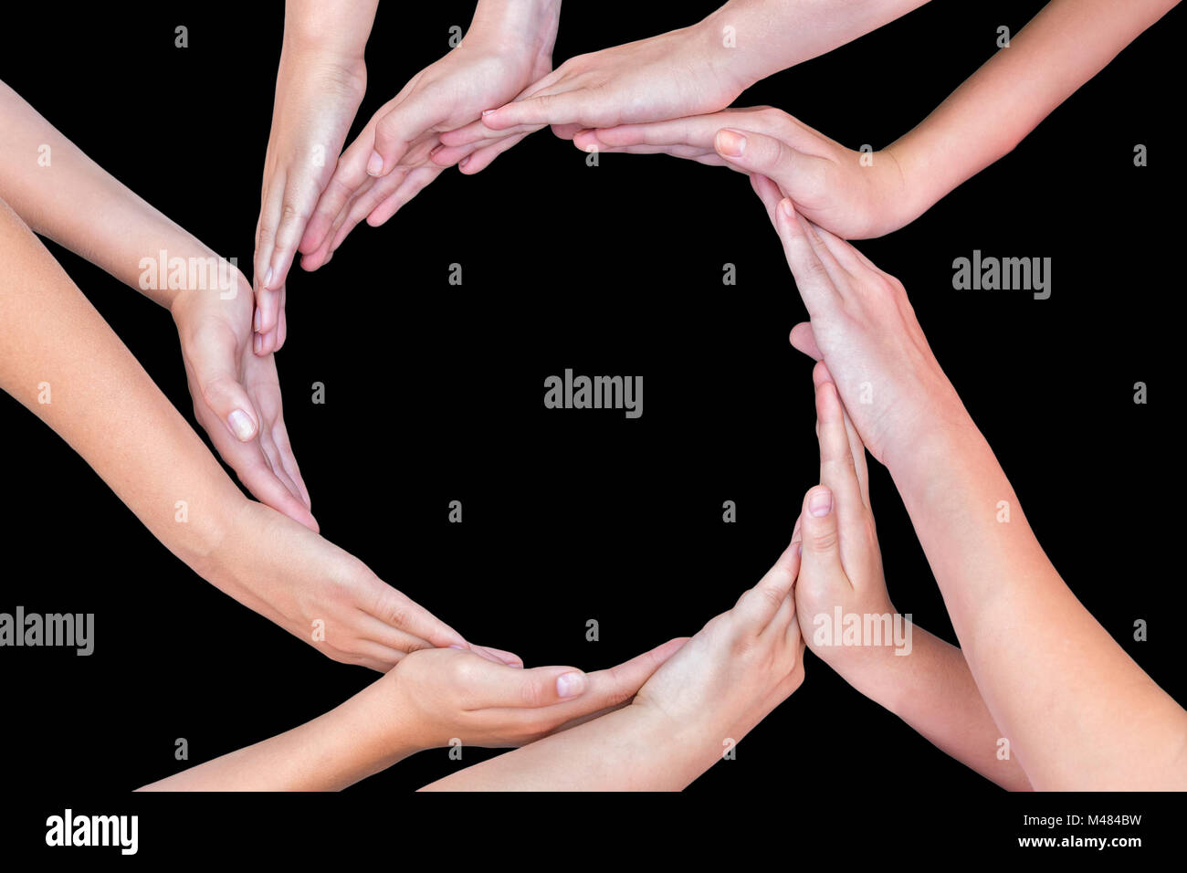 Viele arme Kinder mit Händen, Kreis auf Schwarz Stockfoto