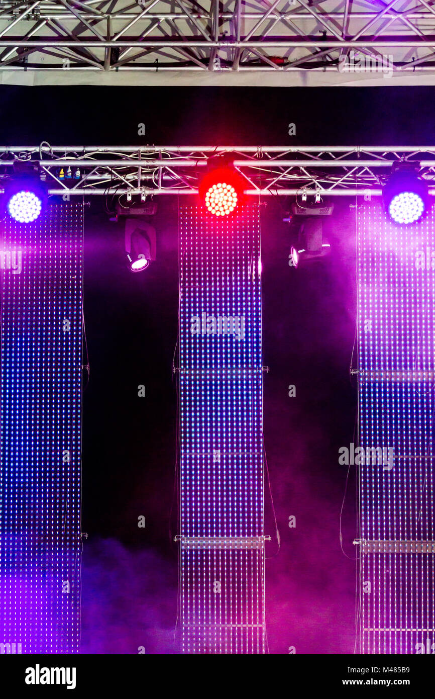 Freilichtbühne mit Spotlight und Bildschirme Stockfoto