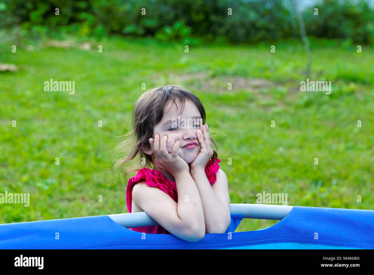 Kinder pool garten Fotos und Bildmaterial in hoher Auflösung Alamy