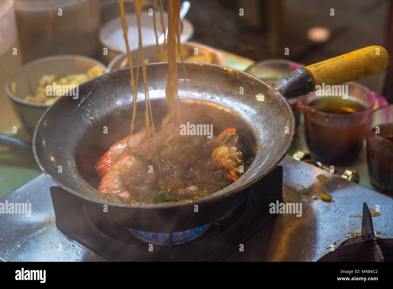 Glasnudeln mit Garnelen, authentische Thai-Küche kochen Stockfoto