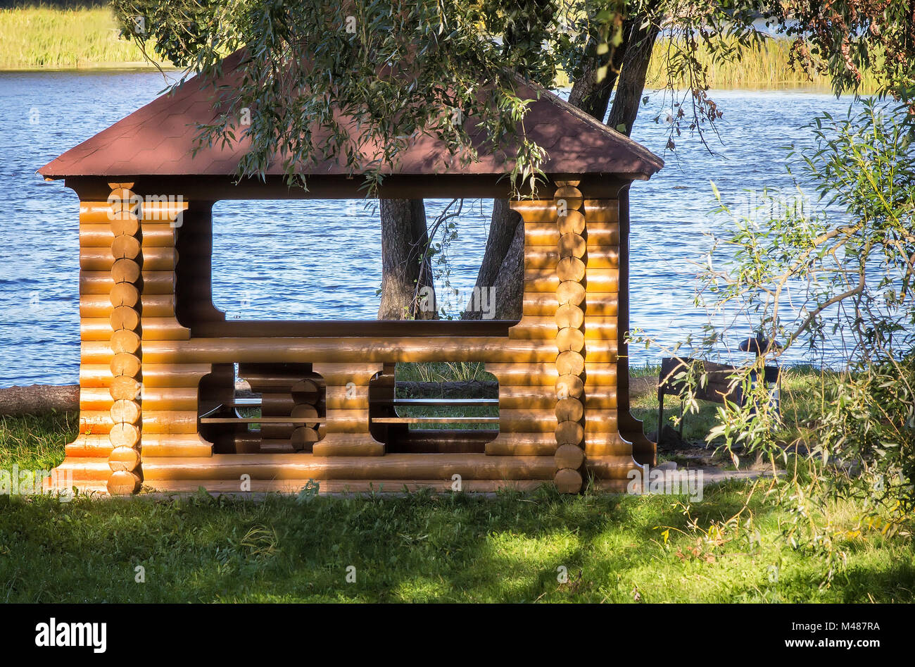 Ein schöner Pavillon auf einem malerischen Ufer des Flusses. Stockfoto