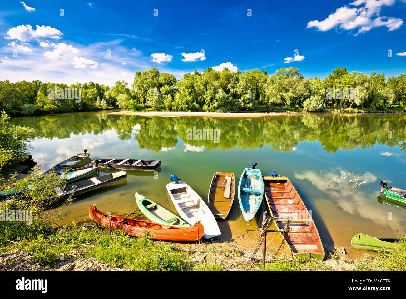 Bunte Boote auf die Mündung der Flüsse Drau und Mur Stockfoto