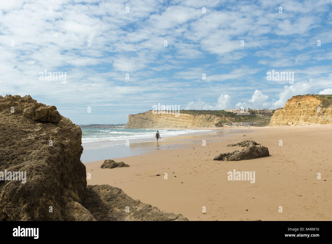 Einzelnen beach Runner an der Praia do Porto de Mos. Stockfoto