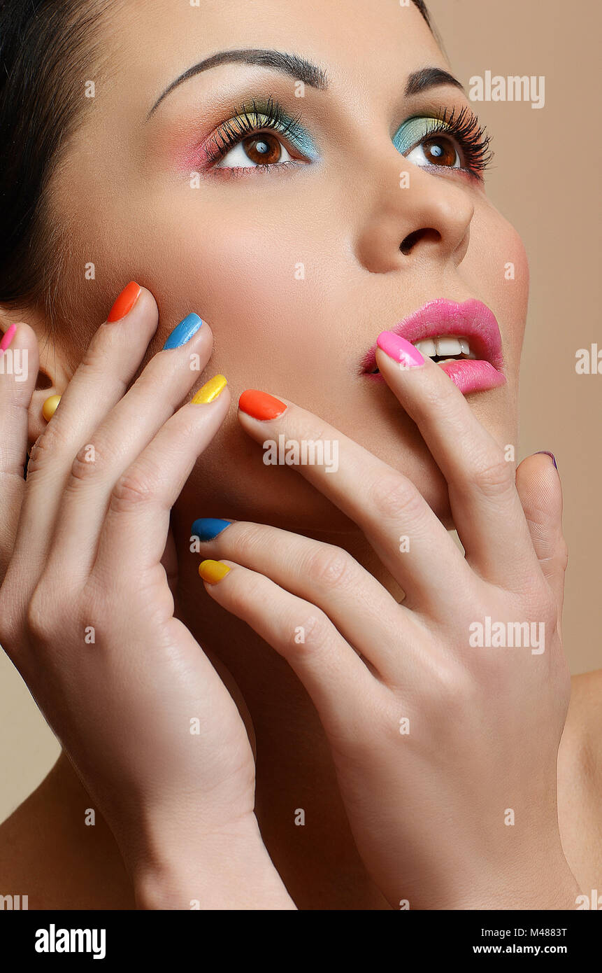 Beauty Mädchen Gesicht mit bunten Nagellack. Farbenfrohe Studio Sho Stockfoto