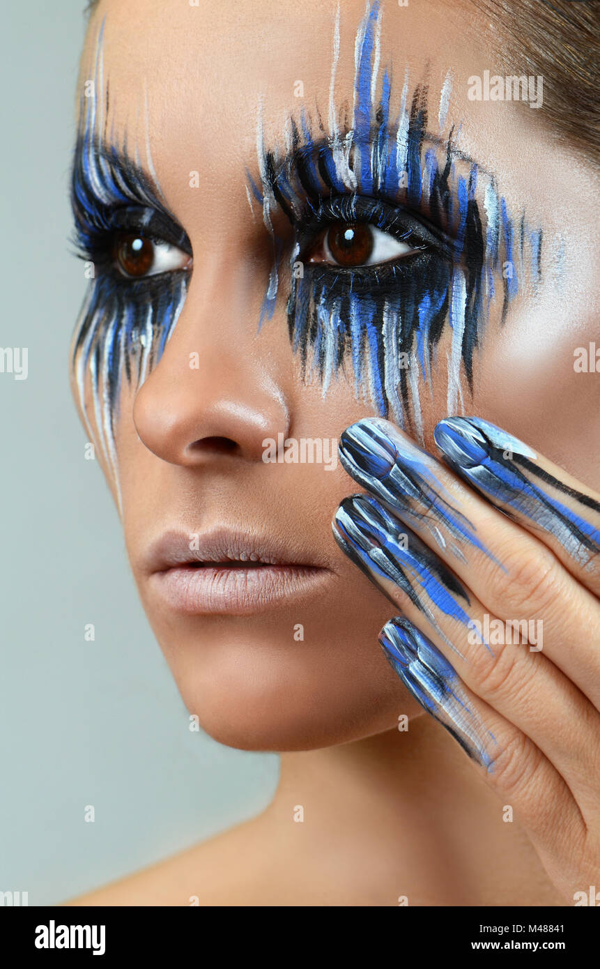 Schöne Mädchen mit hellen creative Fashion Make-up und blau Nagel Stockfoto