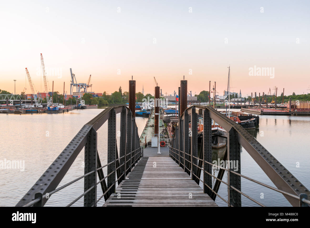 Truss Bridge an der Anlegestelle in der Trave Hamburger Hafen Stockfoto