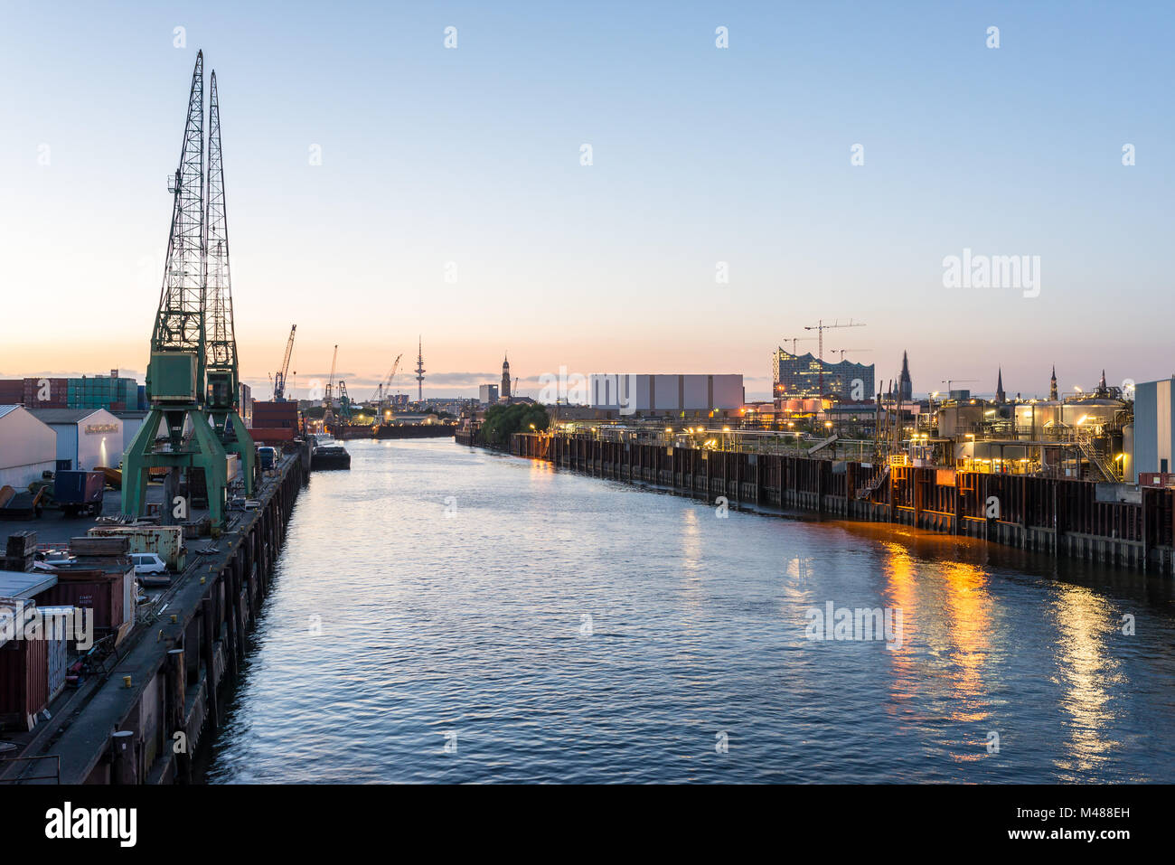 Wasserlauf Rheierstieg mitten im Hamburger Hafen Stockfoto