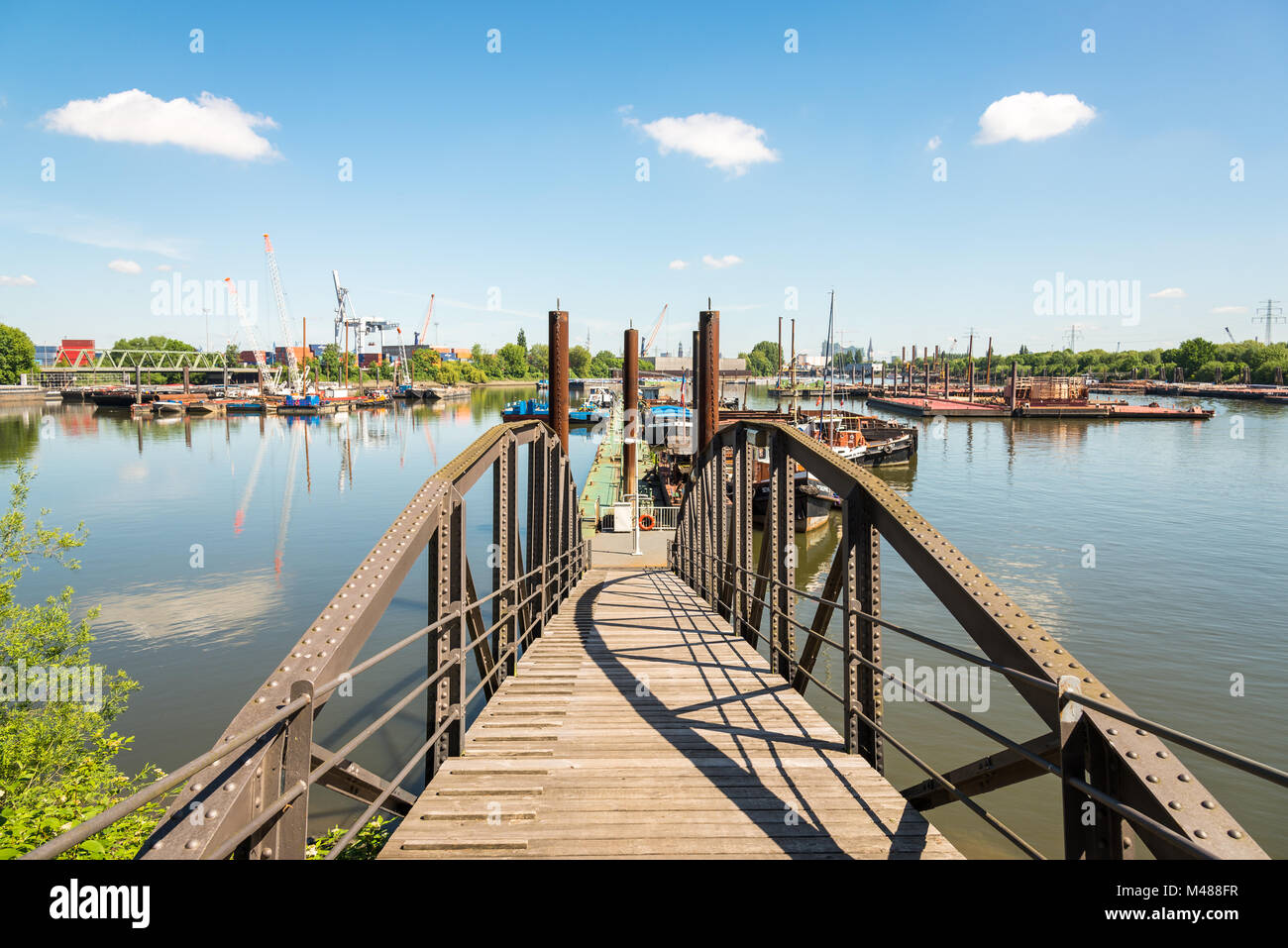 Truss Bridge an der Anlegestelle in der Trave Hamburger Hafen Stockfoto
