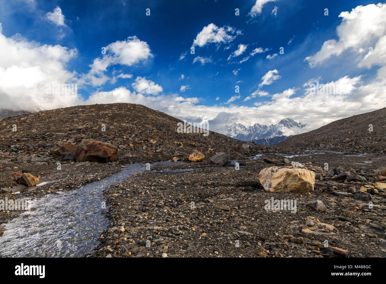 Gletscherwasser fließt durch den Moränen des oberen Himalaya beim Klettern auden's Col in Uttarakhand Stockfoto
