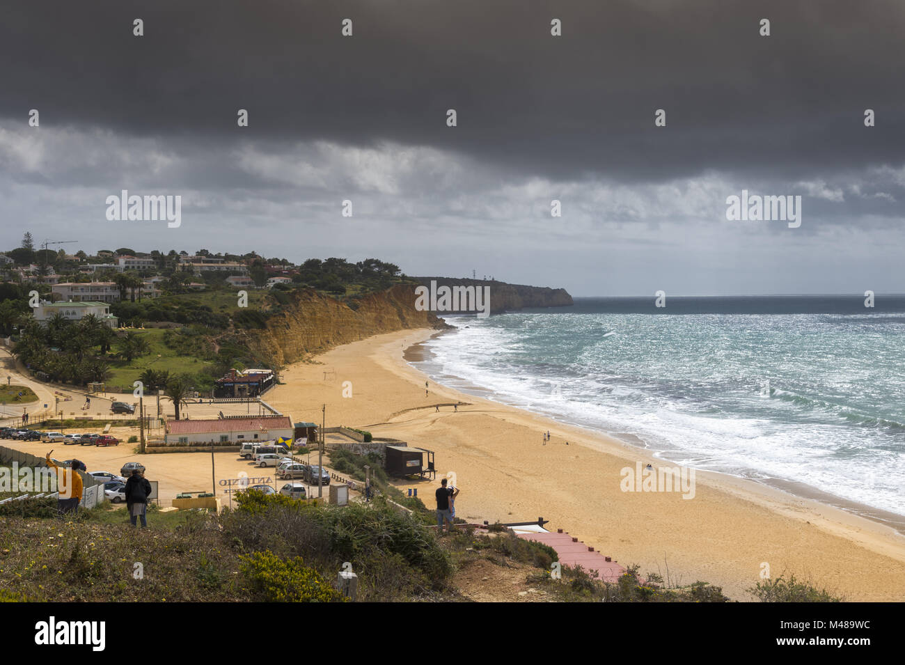 Strand von Porto de Mos unter dunklen Wolken Stockfoto