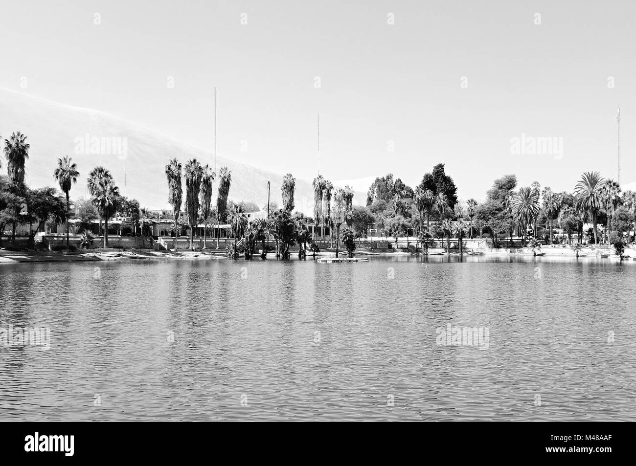 Lagune und Dünen von Oase Huacachina Peru schwarz-weiß Stockfoto