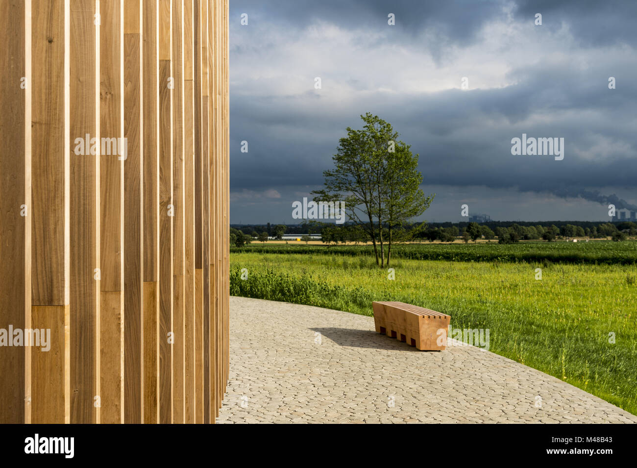 Hölzerne Wand einer Galerie in der Sonne Stockfoto