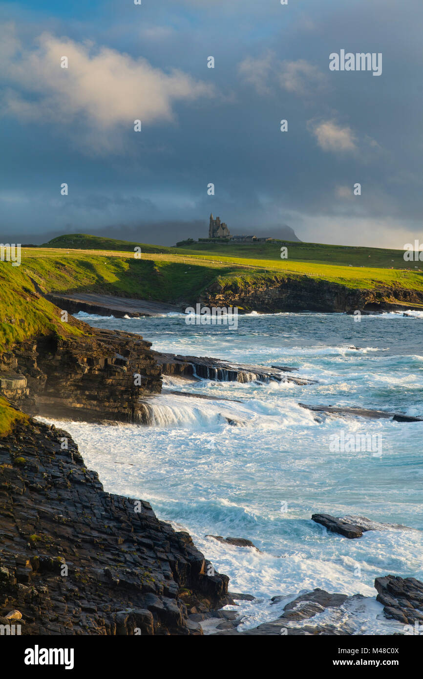 An der Küste Blick auf das classiebawn Castle, Mullaghmore, County Sligo, Irland. Stockfoto