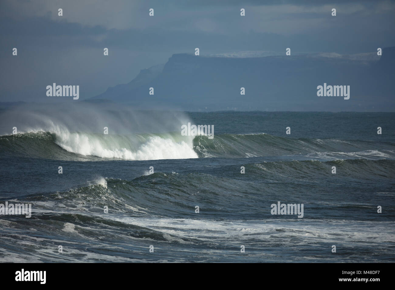 Winter wave brechen an Easky, Sligo Bay, County Sligo, Irland. Stockfoto