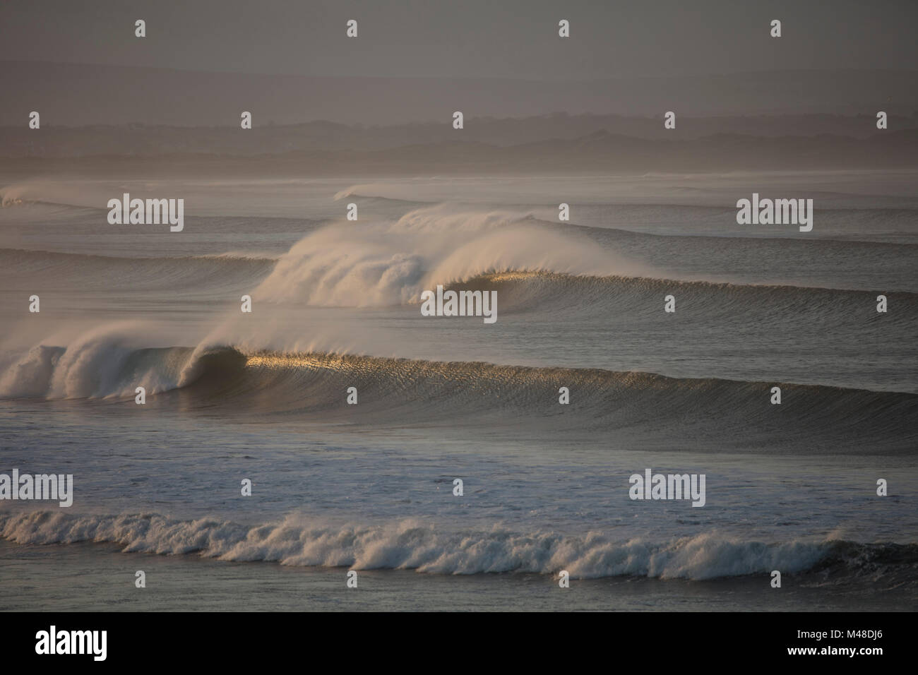 Abends Wellen über Killala Bay, Enniscrone, County Sligo, Irland zu brechen. Stockfoto