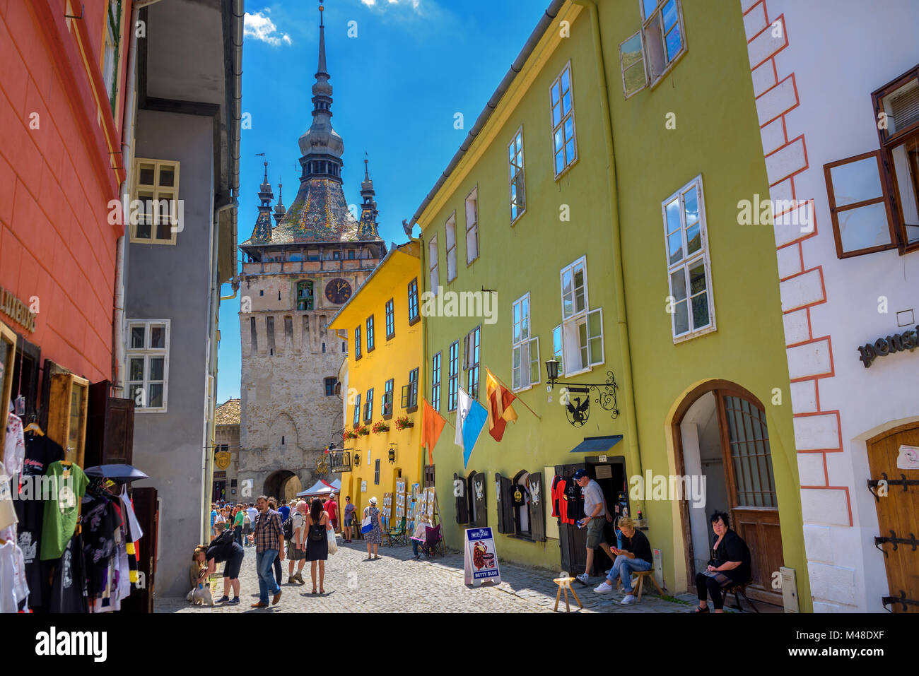 Bunte Häuser der Altstadt von Schäßburg, die gepflasterte Strasse Steine, Häuser sind multi gemalt - bunte Farben Stockfoto