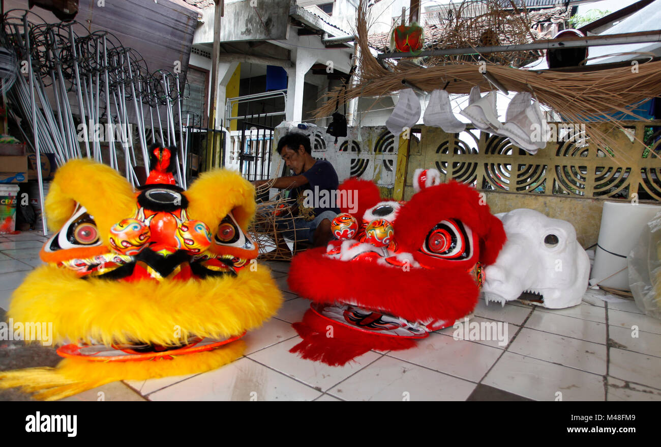 Bogor, Indonesien. 14 Feb, 2018. Ein Handwerker schafft die Barongsai (Lion) Kostüm Skelett aus Rattan im Haus der Industrie "Lili Barong" in Bogor, Indonesien. Die liong (Dragon) und Barongsai Tanz in das Chinesische Neue Jahr und Festival "Cap klicken Sie meh' wird als ein Symbol für Glück, weil die Stärke und die Tugend, die es hat. Eine Liong Tanz Kostüm kosten IDR 7 Millionen (US $ 514) und Barongsai Für IDR 5,5 Millionen (US $ 405) mit einer Dauer von 3 Wochen zu machen. Credit: Adriana Adinandra/Pacific Press/Alamy leben Nachrichten Stockfoto