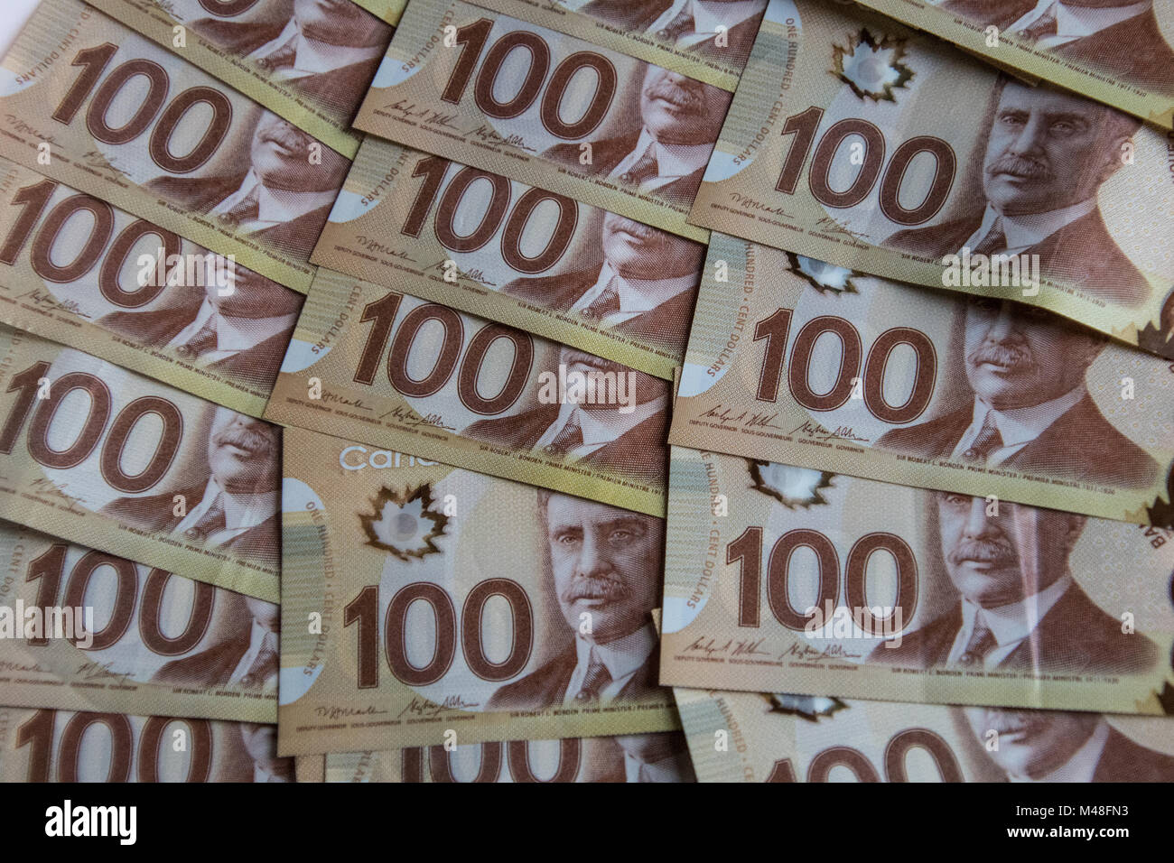 Stapel von einhundert Dollar Kanadische Geld Stockfoto