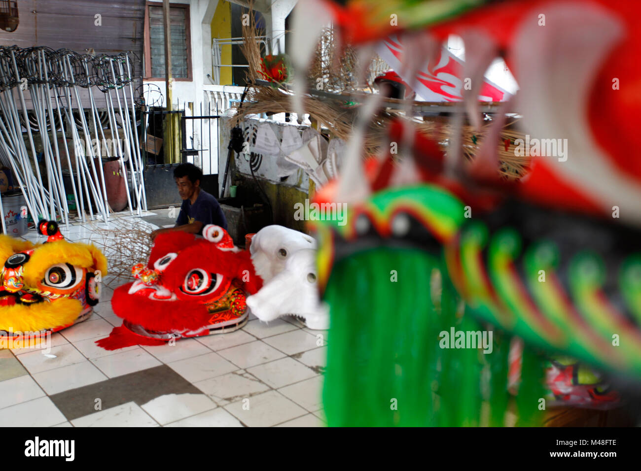 Bogor, Indonesien. 14 Feb, 2018. Ein Handwerker schafft die Barongsai (Lion) Kostüm Skelett aus Rattan im Haus der Industrie "Lili Barong" in Bogor, Indonesien. Die liong (Dragon) und Barongsai Tanz in das Chinesische Neue Jahr und Festival "Cap klicken Sie meh' wird als ein Symbol für Glück, weil die Stärke und die Tugend, die es hat. Eine Liong Tanz Kostüm kosten IDR 7 Millionen (US $ 514) und Barongsai Für IDR 5,5 Millionen (US $ 405) mit einer Dauer von 3 Wochen zu machen. Credit: Adriana Adinandra/Pacific Press/Alamy leben Nachrichten Stockfoto