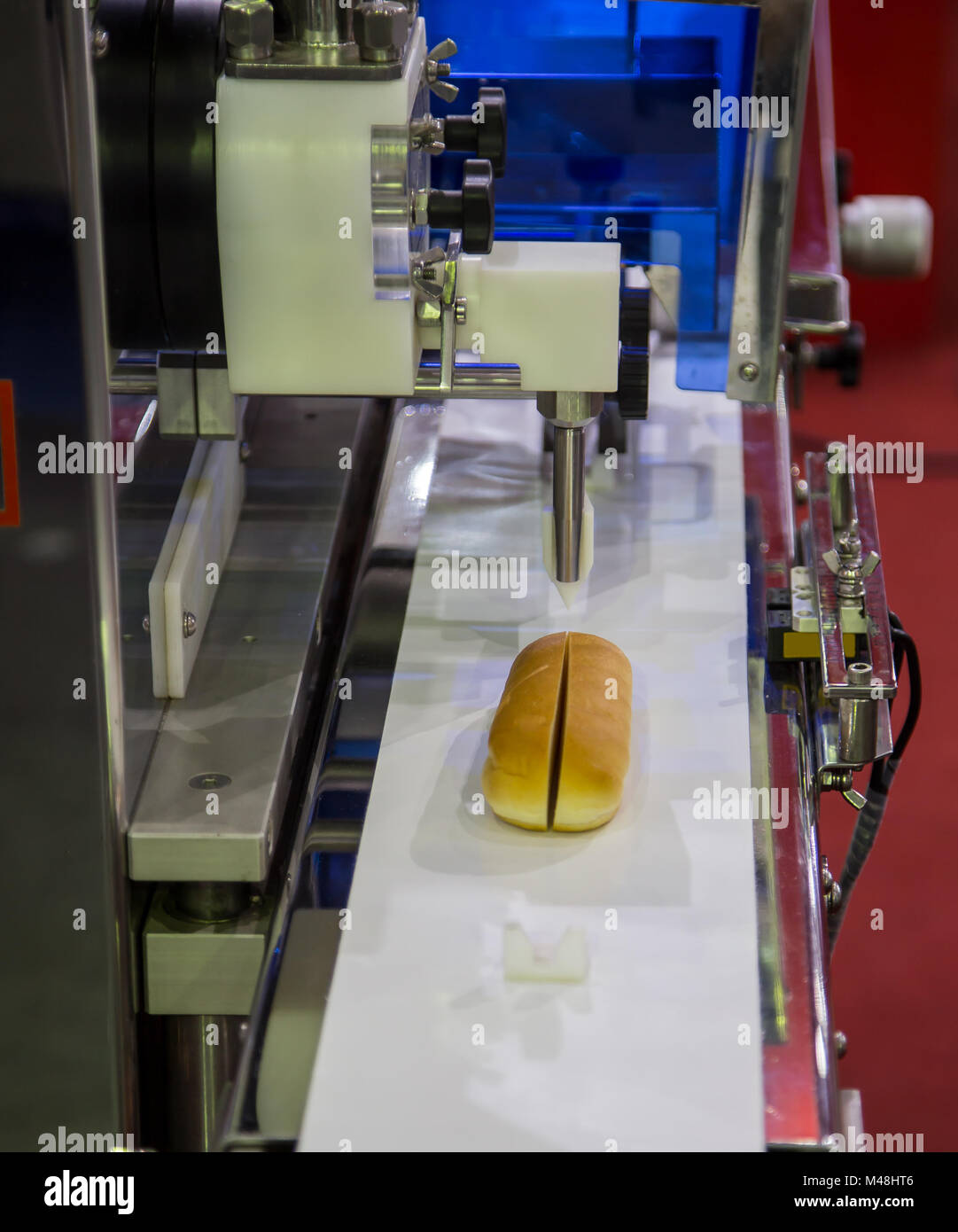 Automatische Brot/Toast/Brötchen schneiden und Füllmaschine Stockfoto