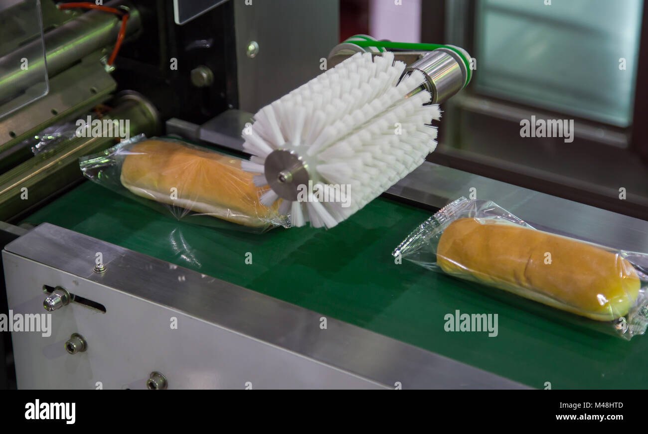Brot/Toast/Brötchen Kunststoff Verpackungsmaschine auf Bäckerei Produktionslinie Stockfoto